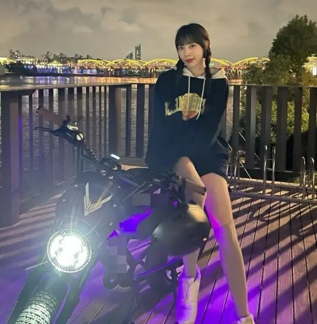 「BB GIRLS」ウンジ、自転車の上に乗って脚線美を自慢（画像提供:wowkorea）