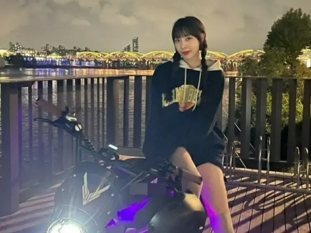 「BB GIRLS」ウンジ、自転車の上に乗って脚線美を自慢（画像提供:wowkorea）