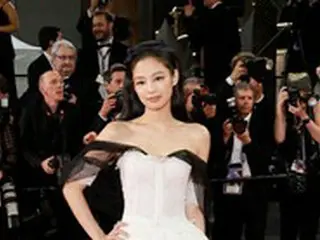 JENNIE（BLACKPINK）、カンヌに降り立った”プリンセス”…歓声の中レッドカーペットに登場