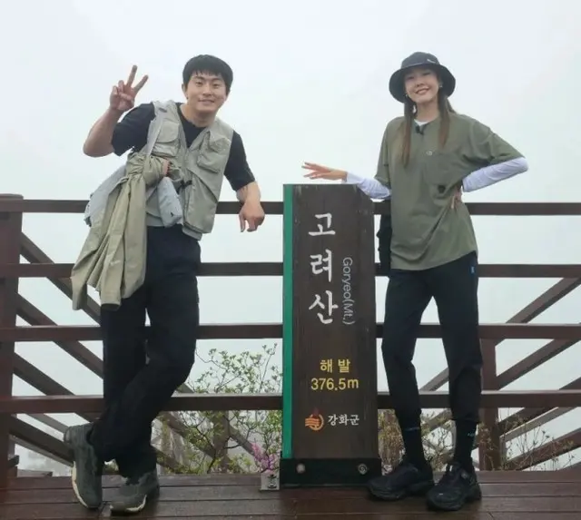 モデルハン・ヘジン、ウェブトゥーン作家ギアン84と仲良く「登山デート」（画像提供:wowkorea）