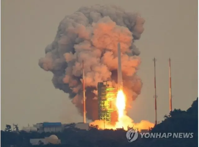 羅老宇宙センターから打ち上げられる「ヌリ」＝２５日、麗水（聯合ニュース）