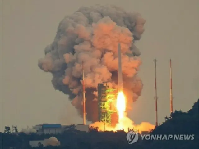 羅老宇宙センターから打ち上げられる「ヌリ」＝２５日、麗水（聯合ニュース）