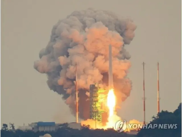 南部の全羅南道・高興の羅老宇宙センターから打ち上げられる「ヌリ」＝２５日、高興（聯合ニュース）