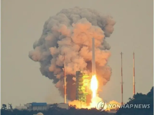 南部の全羅南道・高興の羅老宇宙センターから打ち上げられる「ヌリ」＝２５日、高興（聯合ニュース）