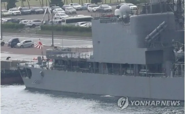 自衛艦旗を掲揚して釜山に入港した海上自衛隊の護衛艦「はまぎり」＝29日、釜山（聯合ニュース）