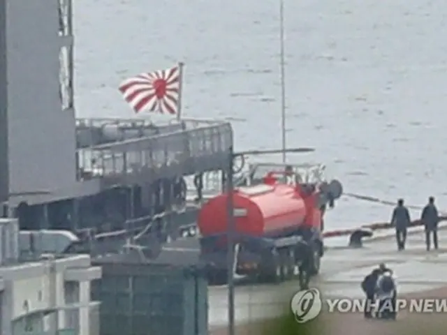 海上自衛隊の護衛艦「はまぎり」が２９日、自衛艦旗を掲揚して韓国南東部の釜山に入港した＝（聯合ニュース）