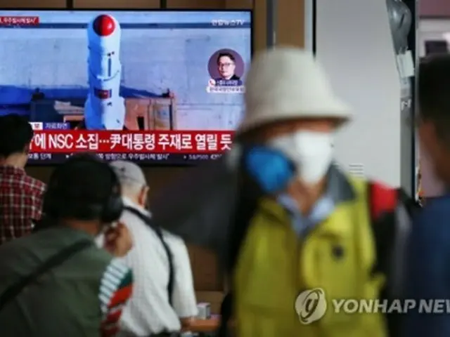 ソウル駅で北朝鮮の飛翔体発射のニュースを見守る市民＝３１日、ソウル（聯合ニュース）