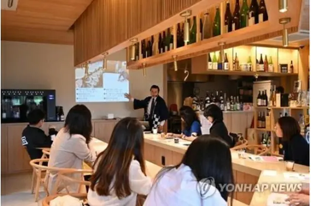 ソウルの日本大使館近くにある居酒屋で日本酒の講座を行う中條一夫・公報文化院長（同院提供）＝（聯合ニュース）≪転載・転用禁止≫