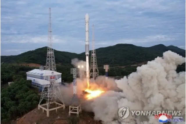 朝鮮中央通信は1日、前日の軍事偵察衛星打ち上げの場面とする写真を公開した＝（朝鮮中央通信＝聯合ニュース）≪転載・転用禁止≫