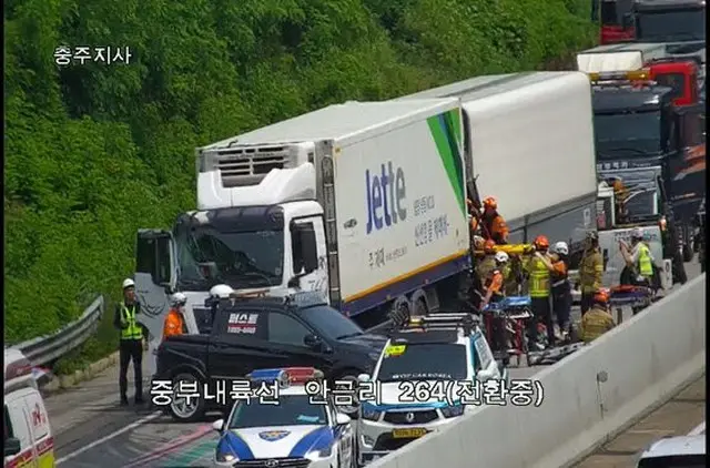 中部内陸高速道路で貨物トラック・バスの4台がからむ事故...1人死亡・高校生20人負傷＝韓国（画像提供:wowkorea）