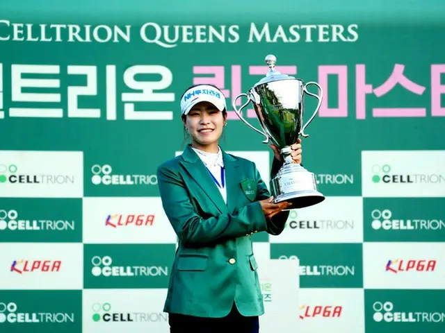 パク・ミンジが優勝後に撮影をしている（画像提供:wowkorea）