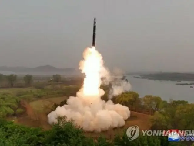 北朝鮮が４月１３日に発射したと報道した固体燃料式の新型大陸間弾道ミサイル（ＩＣＢＭ）「火星１８」＝（朝鮮中央通信＝聯合ニュース）≪転載・転用禁止≫