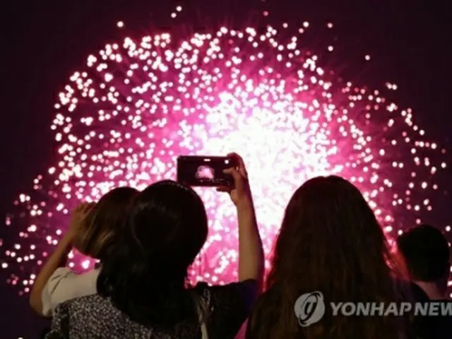 BTSのデビュー10周年を記念し汝矣島漢江公園で開かれた花火ショー＝17日、ソウル（聯合ニュース）