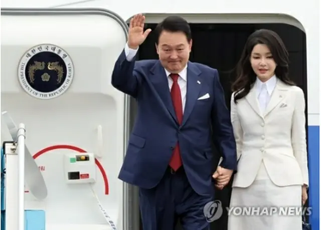 ベトナム・ハノイのノイバイ国際空港に到着した韓国の尹大統領夫妻＝22日、ハノイ（聯合ニュース）