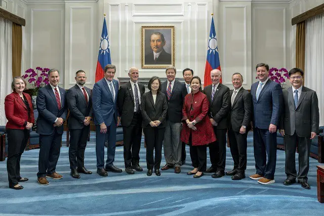 台湾の蔡英文総統（中央）が台湾の総統室で、米国の超党派議員9人と記念写真を撮っている（画像提供:wowkorea）