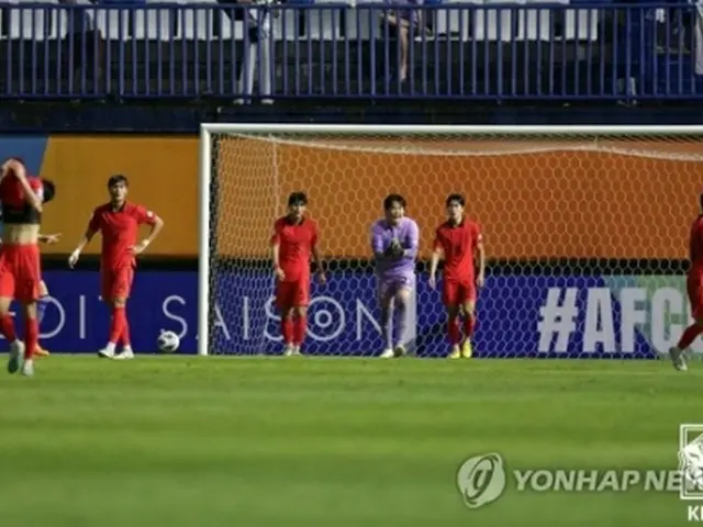 ２点目を失って肩を落とすチームメートを励ます韓国代表ＧＫのホン・ソンミン（大韓サッカー協会提供）＝（聯合ニュース）≪転載・転用禁止≫