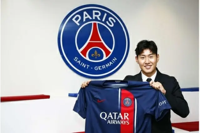 パリ・サンジェルマン（ＰＳＧ）のユニホームを手にポーズを取る李康仁（ＰＳＧのホームページより）＝（聯合ニュース）≪転載・転用禁止≫