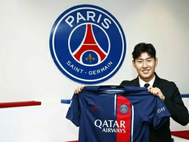 パリ・サンジェルマン（ＰＳＧ）のユニホームを手にポーズを取る李康仁（ＰＳＧのホームページより）＝（聯合ニュース）≪転載・転用禁止≫