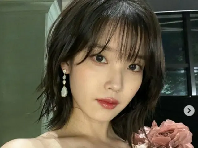 歌手IU、ショートカットで溢れる美貌…オフショルダーのドレスで優雅美（画像提供:wowkorea）