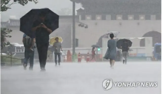 強い雨が降るソウル市内＝１１日、ソウル（聯合ニュース）