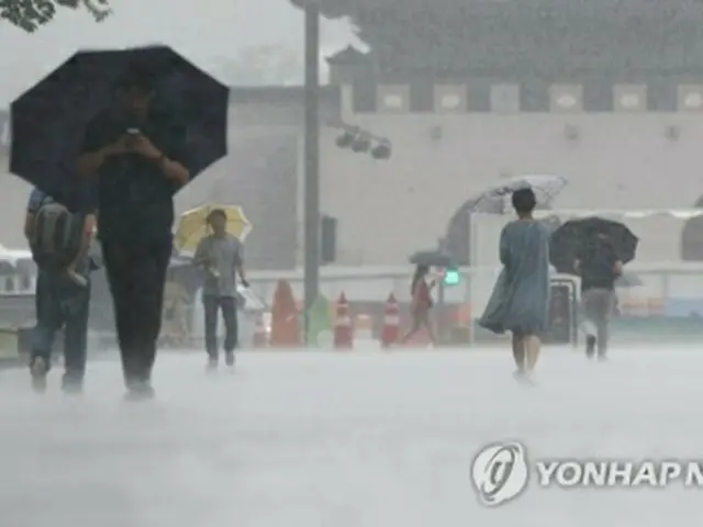 強い雨が降るソウル市内＝１１日、ソウル（聯合ニュース）