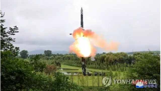 北朝鮮の朝鮮中央通信が13日に掲載したICBM「火星18」の発射写真＝（朝鮮中央通信＝聯合ニュース）