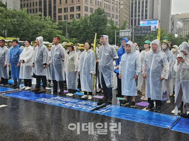 豪雨にもかかわらずソウル都心部で多くの集会が決行…交通規制実施＝韓国報道（画像提供:wowkorea）