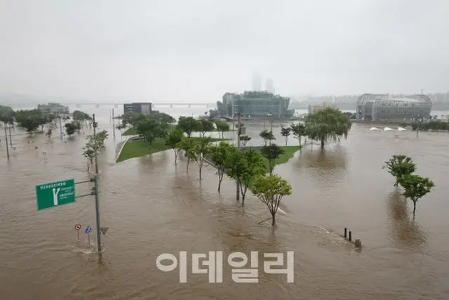 「洪水警報にも車両規制はなし」ゴールデンタイムを逃した人災＝韓国（画像提供:wowkorea）