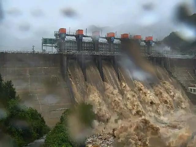 越流した槐山ダムのライブカメラ映像（画像提供:wowkorea）