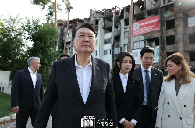 韓国の尹錫悦大統領夫妻が15日（現地時間）ウクライナのブチャ地域を訪れた様子（画像提供:wowkorea）