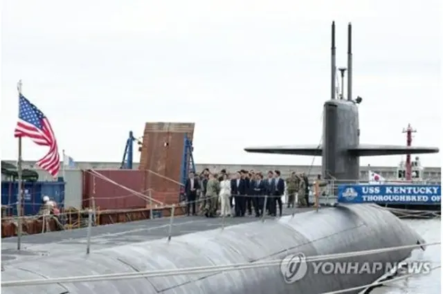 釜山に入港した米軍の戦略原子力潜水艦（ＳＳＢＮ）「ケンタッキー」（大統領室提供）＝（聯合ニュース）≪転載・転用禁止≫