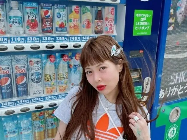 歌手ヒョナ、日本の自販機前で記念撮影！まるで“女子大生”のような若々しさ（画像提供:wowkorea）