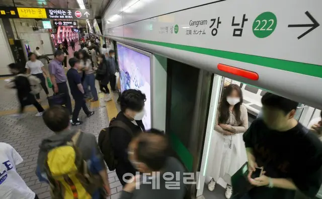 帰宅ラッシュの江南駅「圧死危険」通報…一時入場規制＝韓国ソウル（画像提供:wowkorea）