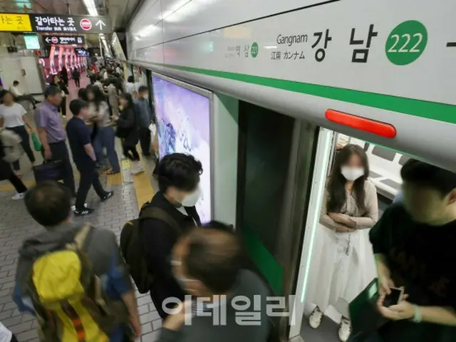 帰宅ラッシュの江南駅「圧死危険」通報…一時入場規制＝韓国ソウル（画像提供:wowkorea）