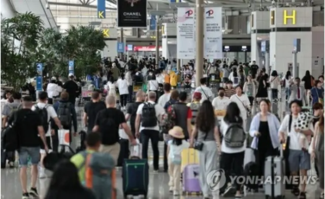 旅行客で混雑する仁川国際空港＝（聯合ニュース）