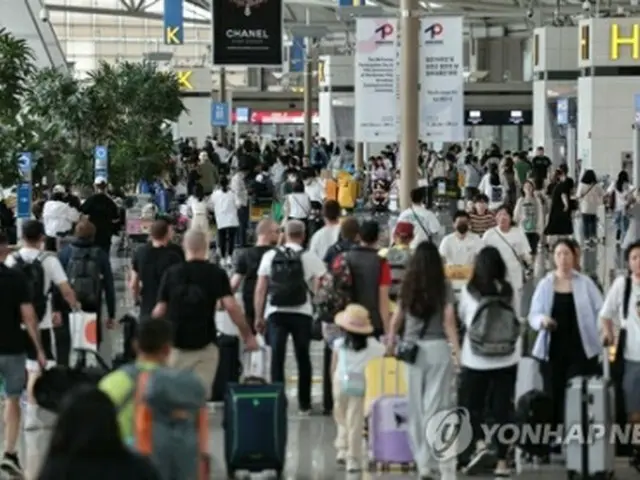 旅行客で混雑する仁川国際空港＝（聯合ニュース）