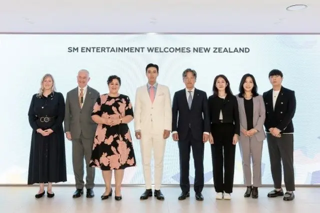 ニュージーランド総督、SMエンタの社屋訪問…「SUPER JUNIOR」シウォンらと歓談（画像提供:wowkorea）