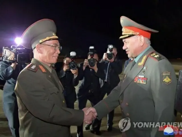 平壌に到着し、北朝鮮の強純男国防相（左）と握手を交わすロシアのショイグ国防相＝（朝鮮中央通信＝聯合ニュース）≪転載・転用禁止≫