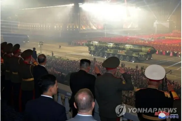 朝鮮戦争休戦協定締結日の70周年を記念する27日夜の軍事パレードに登場した最新ICBM「火星18」＝（朝鮮中央通信＝聯合ニュース）≪転載・転用禁止≫