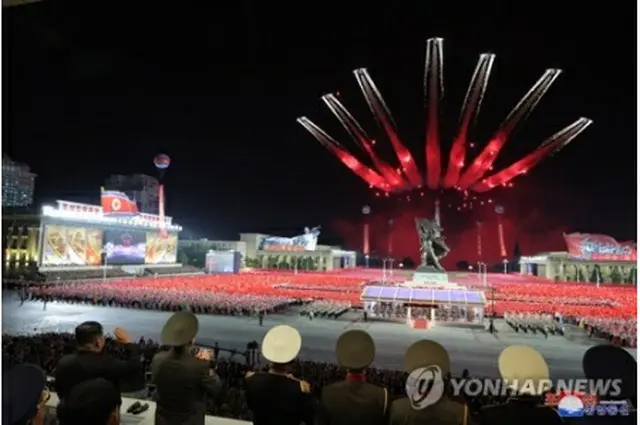 朝鮮中央通信は28日、「戦勝節」70周年の閲兵式が27日夜に平壌の金日成広場で開催されたと報じた＝（朝鮮中央通信＝聯合ニュース）≪転載・転用禁止≫