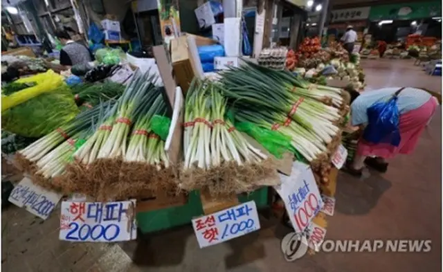 ソウル市内の市場に並ぶ野菜＝１日、ソウル（聯合ニュース）