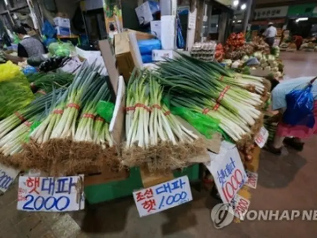 ソウル市内の市場に並ぶ野菜＝１日、ソウル（聯合ニュース）