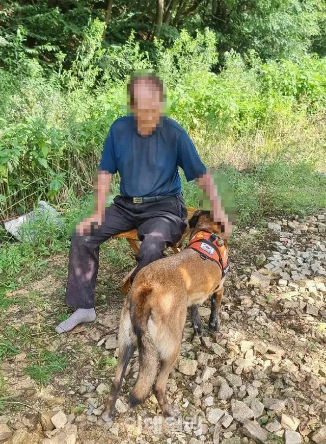 救助犬のテゴンと救助された高齢の男性（画像提供:wowkorea）