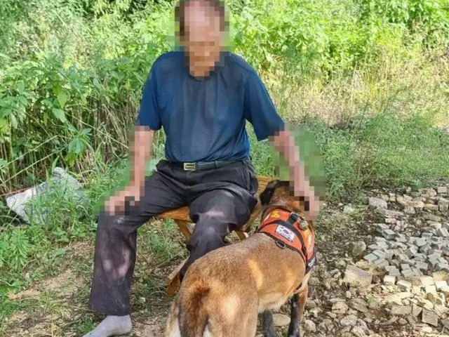 救助犬のテゴンと救助された高齢の男性（画像提供:wowkorea）