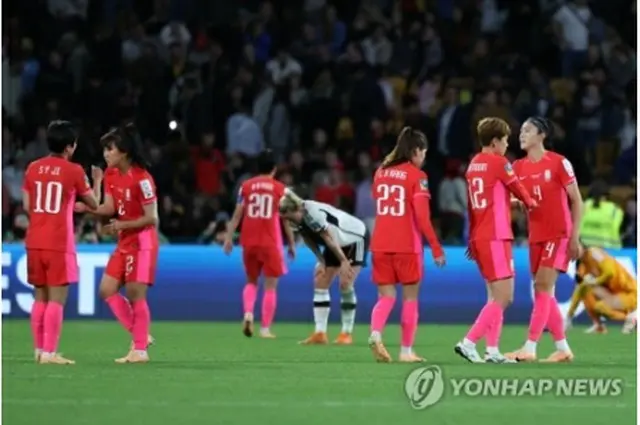 試合終了後、励まし合う韓国の選手＝３日、ブリスベン（聯合ニュース）