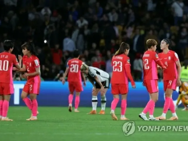 試合終了後、励まし合う韓国の選手＝３日、ブリスベン（聯合ニュース）