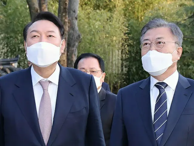 韓国の尹錫悦大統領（左）と文在寅前大統領（画像提供:wowkorea）