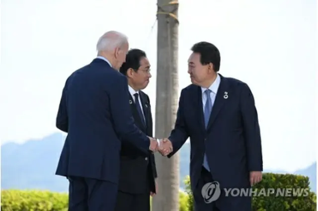 ５月２１日に日本の広島で会談した（右から）尹大統領と岸田首相、バイデン大統領＝（聯合ニュース）