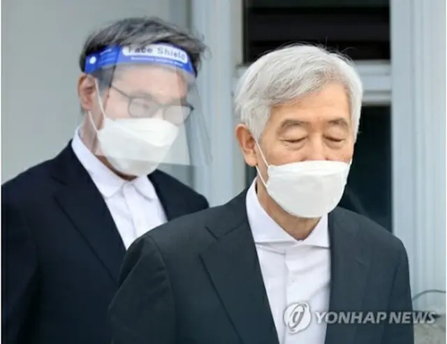 崔志成氏（右）と張忠基氏（資料写真）＝（聯合ニュース）