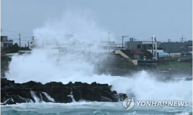 ９日午後、南部・済州島南部の西帰浦市の海岸に激しく打ち付ける波＝（聯合ニュース）